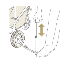 押さえ金具を足で押さえ、エアポンプの取っ手を操作して、エアタイヤに空気を入れます。
