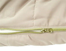 高級感のあるマットゴールドのファスナー。