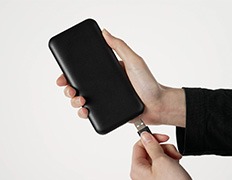 本製品にはモバイルバッテリーが必要です。
